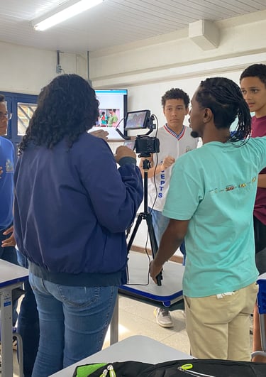 Alunos recebem instrução sobre câmera