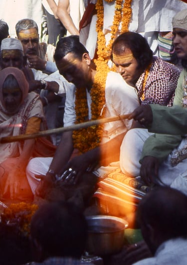 Babaji compie offerte al fuoco sacro