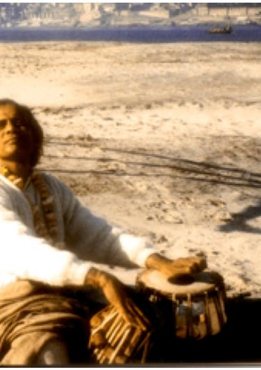 Lacchu Maharaj suona le tabla, Gange, Varanasi