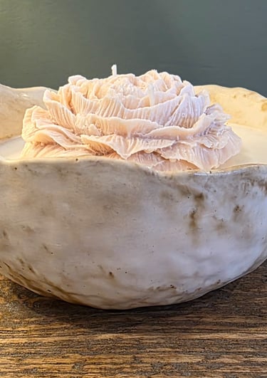 rustic, creamy soy wax with beautiful floral flower. Marbled decorative bowl with gorgeous scent.