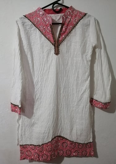 Kurti blanco de algodón de manga larga, con bordado rosa en el cuello y el dobladillo
