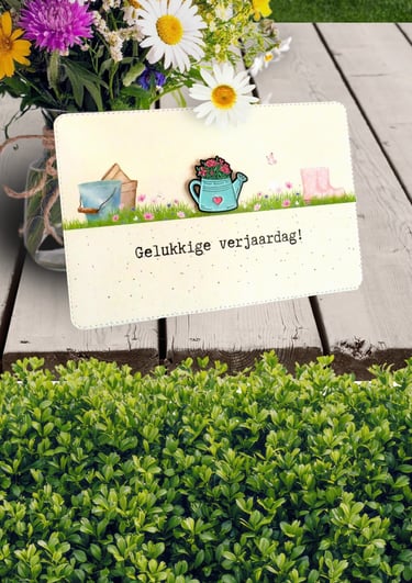 verjaardagskaart tuinliefhebber met emaille pin (gieter met bloemen in)