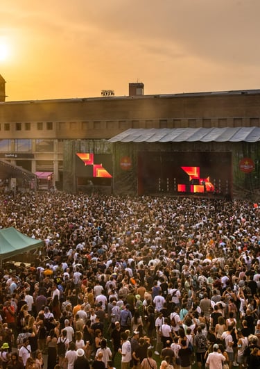 Artistas en escenario actuando 