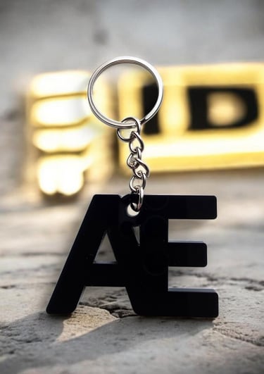 Llavero acrílico en negro personalizado con las iniciales AE