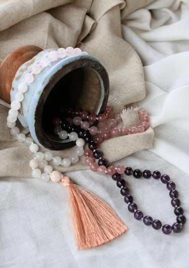 piedras en una maceta color negro rosa y blancas