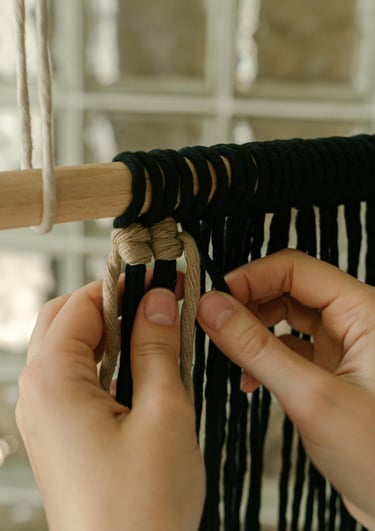 tejiendo macramé con un palo para colgar 