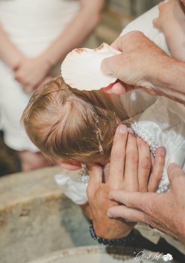 Photo de baptême dans l'église, pendant la bénédiction de l'enfant