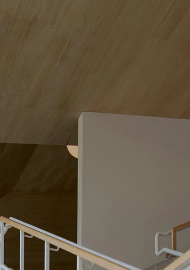 Texturas y fotografía arquitectónica. Madera, pared y escalera.