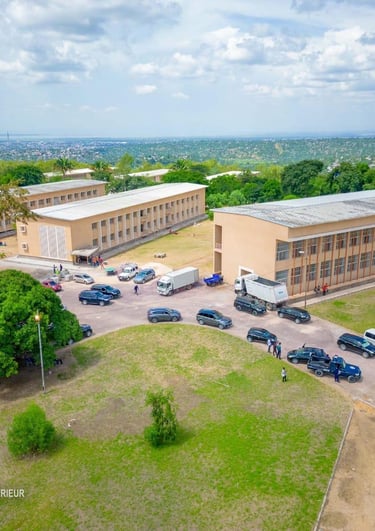 a large building with a lot of cars parked in front of it