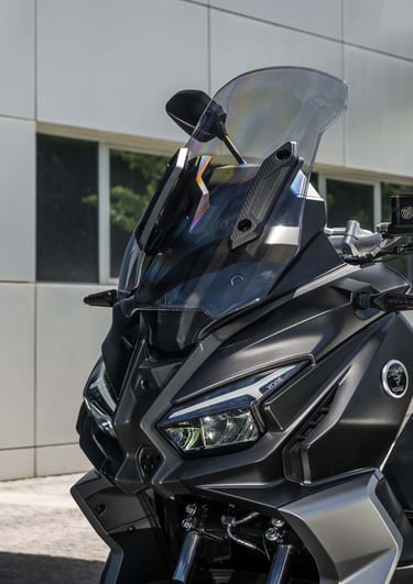 moteris odine striuke ir motociklininko šalmu