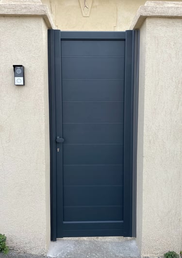 Portillon avec gâche électrique et poignée fixe.