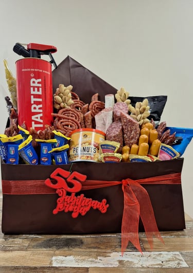 Maisto puokštė iš dešrelių, sūrio, riešutų su buteliu. Panevėžyje