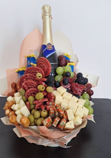 Maisto puokštė iš dešrelių ir sūrio su šampanu. Panevėžyje