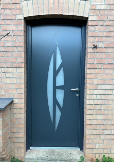 Porte en aluminium gris avec motifs
