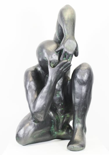 Sculpture de Lode intitulée Coquille, représentant un homme recroquevillé