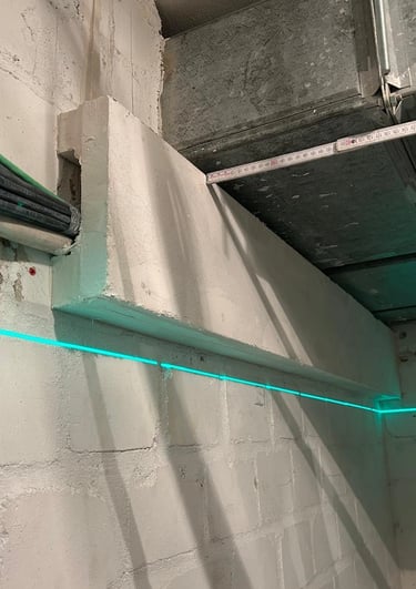 Zabudowa przeciwogniowa kanału wentylacyjnego w pomieszczeniu technicznym, płyty ognioodporne i widoczne przewody.