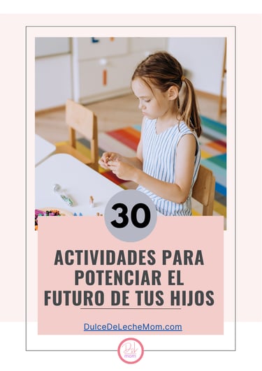 Niña jugando mesa blanca actividades