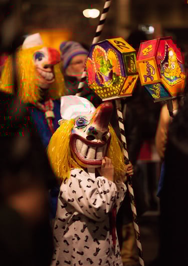 Basler Fasnacht. verkleideter Mensch mit Maske. 