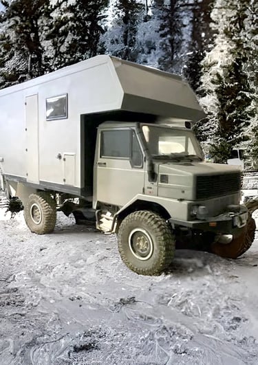 camión camperizado en la nieve
