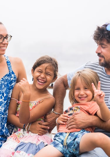 une famille heureuse en train de rire et s'amuser