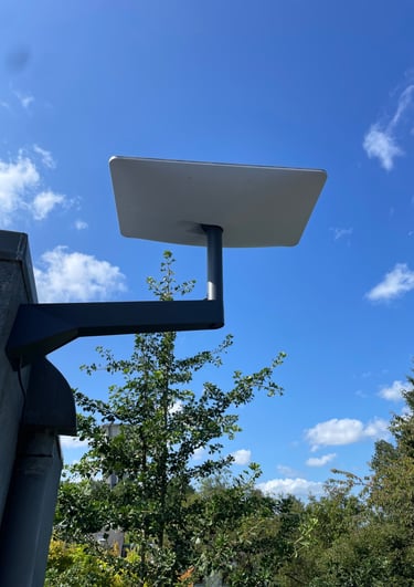 Antenne Starlink 3 génération sur un pied en L au mur