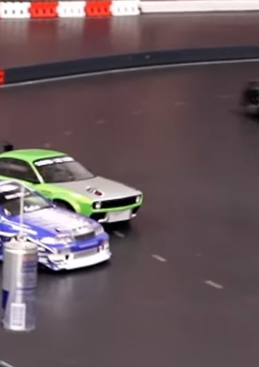 RC Cars drift dans une piste