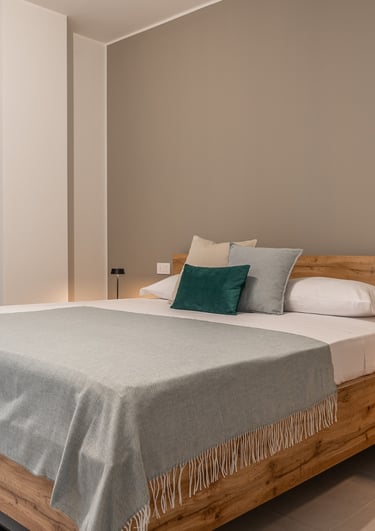 letto king con cuscini tende e riscaldamento