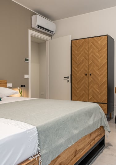 letto king e armadio con scrivania e bollitore