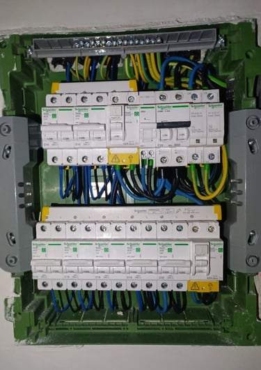 Cuadro eléctrico residencial con protecciones magnetotérmicas en Burgos