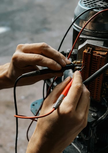 Intervención rápida para reparar cortocircuito en cuadro eléctrico quemado en vivienda de Burgos.