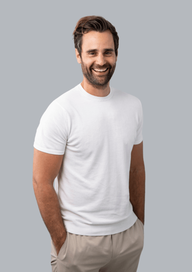 Halflang portret van Wes Mutsaars; trainer, acteur en oud marinier