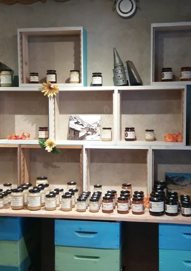 Interno del negozio di Chianale della Mieleria Garnero