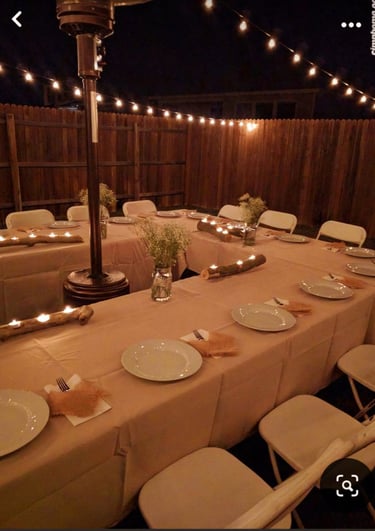 Mesas y sillas de el paso diamond events decoradas para un evento al aire libre