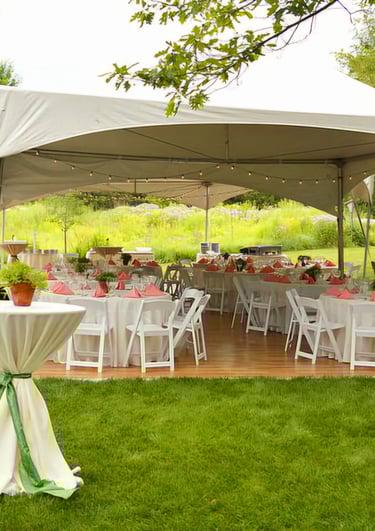 Carpas 20x40 con sillas, mesas redondas, y mesas de coctel