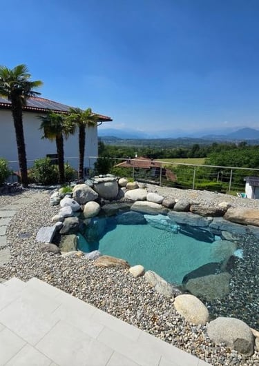piscina rocks design con effetto cascata e ciotoli