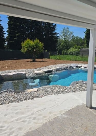 piscina rocks design con patio e pergola