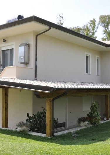 realizzazione tettoia in legno per villa con giardino