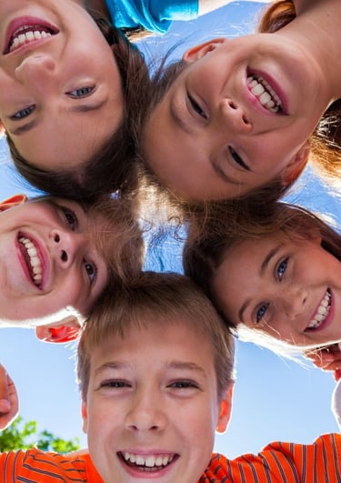 Kinder im Kreis lachen Korijeni Schnupperkurs