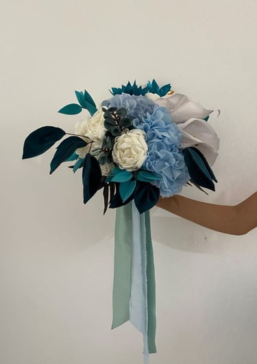 ramo de novia elegante en tonos suaves y neutros