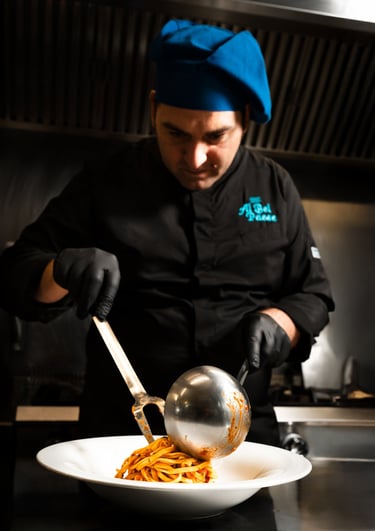 Chef Vito Amodio impiatta il tagliolino allo scampone