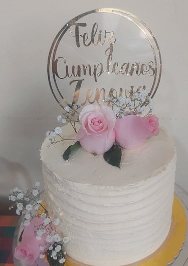 torta de cumpleaños con rosas comestibles
