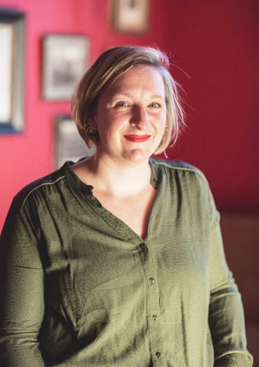Anne-Sophie Loriot, auteure - Photo de biographie en couleurs.