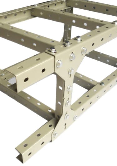 una estructura de metal con una escalera de cable