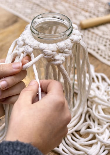 proyecto de macrame en blanco construido sobre un vaso