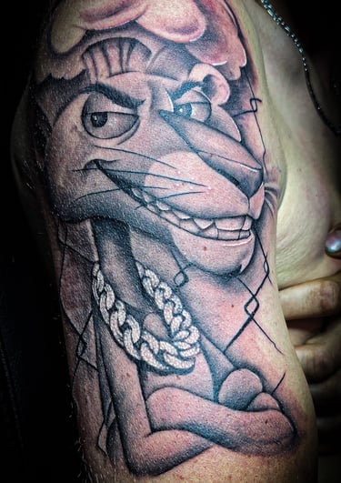 Tattoo noir et gris style cartoon réaliste réalisé chez Archibald Tattoo Studio en Belgique. Projet