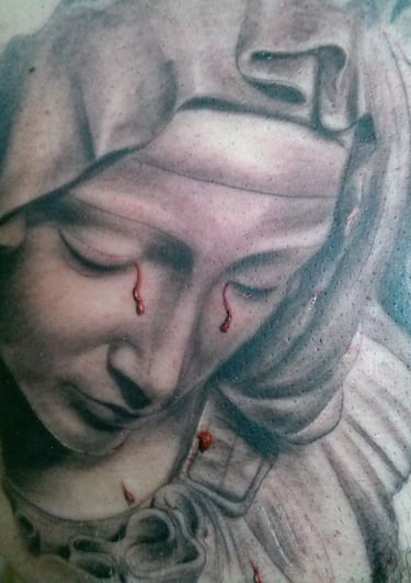 Tatuaje profesional detallado estilo realismo de una virgen Detroit Aztec Tatto Leon Guanajuato
