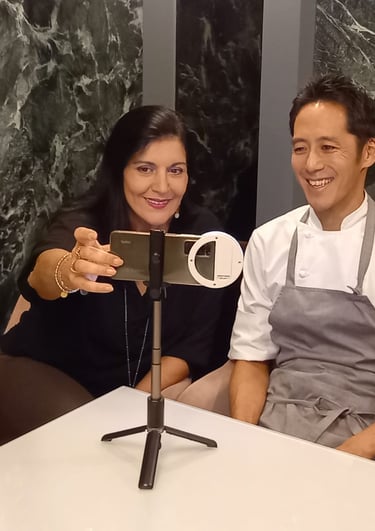Clara Mennella intervista uno chef durante un video racconto enogastronomico.