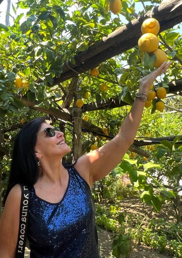 Clara Mennella in una limonaia, alla scoperta dei sapori e dei territori italiani