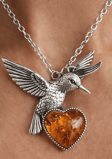 Collar-en-forma-de-colibrí-en-plata-con-un-decorado-en-forma-de-corazón-de-ámbar-brillante
