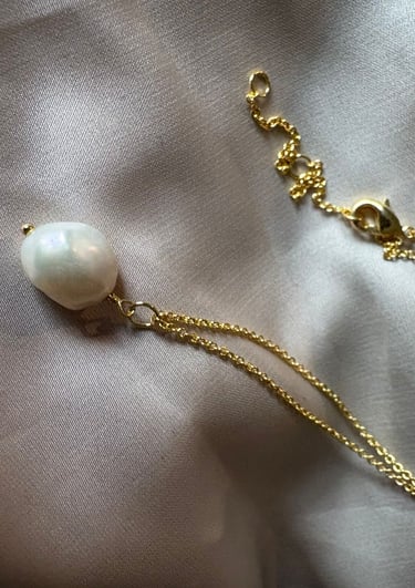 a pearl necklace with a pearl necklace